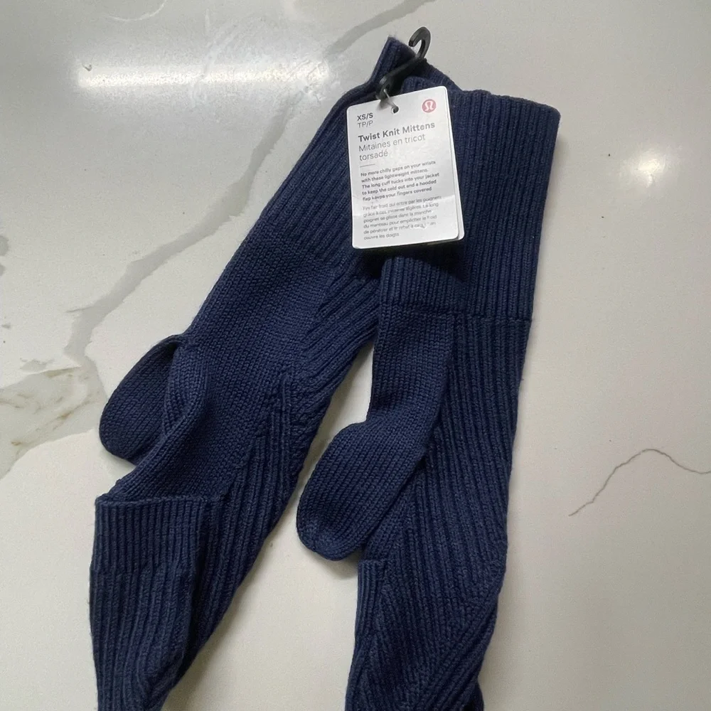 Lululemon Women’s Twist Knit Mittens Blue NWT XS/S